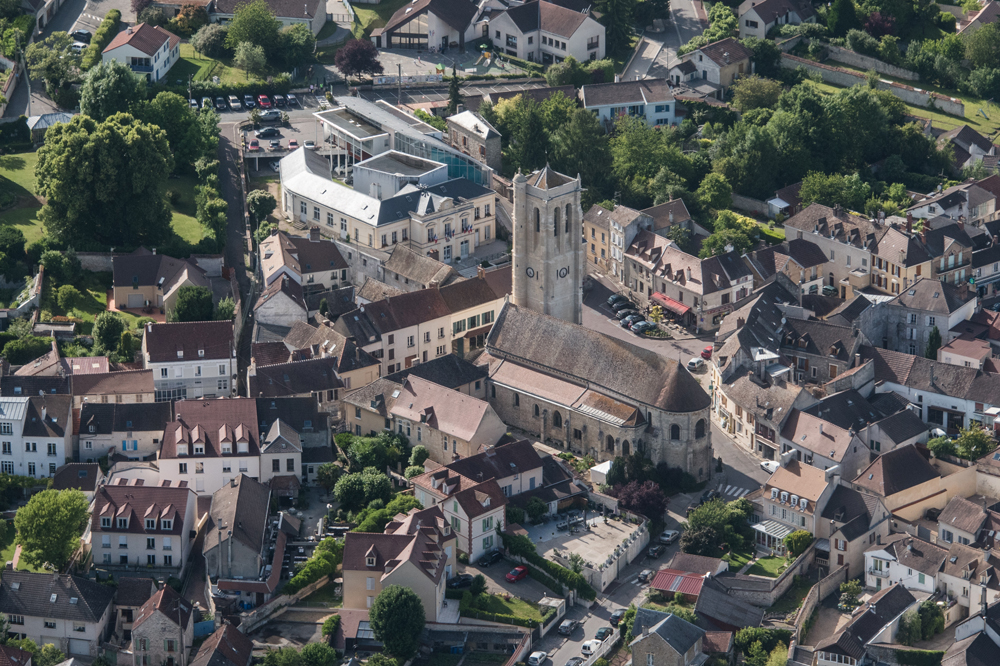 Vue aérienne de la ville de Maule dans les Yvelines en France YVELINE SDIAG DIAGNOSTIQUES IMMOBILIERS